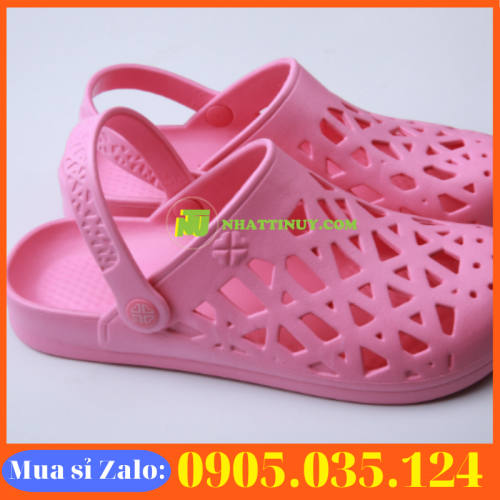 là đôi giày dành cho y tá, bác sỹ trong bệnh viện. Đôi giày thiết kế dạng xỏ nên dễ dàng sử dụng, thoải mái trong công việc hằng ngày.