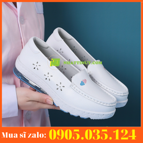 Giày y tá đệm khí thoải mái đế phẳng khi làm việc