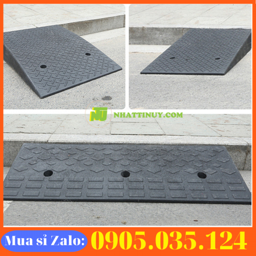 Đệm xe cao su lên dốc để trước nhà