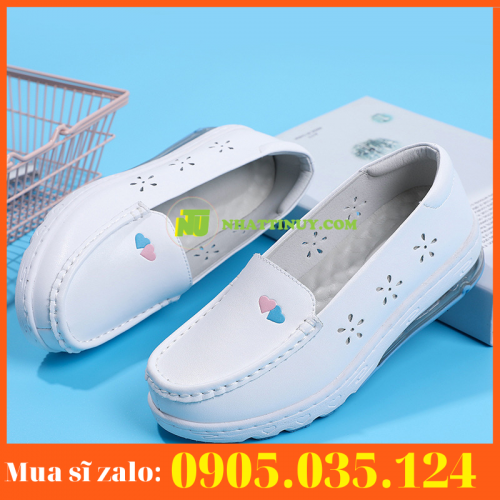 Giày y tá đệm khí thoải mái đế phẳng khi làm việc