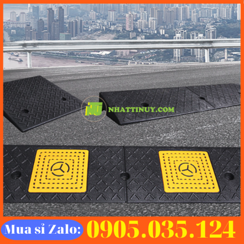 Đệm xe cao su lên dốc để trước nhà
