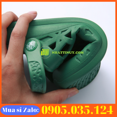 là đôi giày dành cho y tá, bác sỹ trong bệnh viện. Đôi giày thiết kế dạng xỏ nên dễ dàng sử dụng, thoải mái trong công việc hằng ngày.